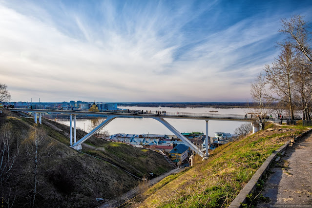 Пешеходный мост над оврагом