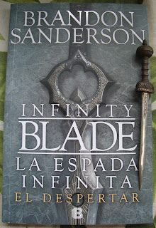 Portada del libro La espada infinita: El despertar, de Brandon Sanderson
