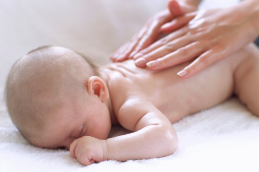 Hướng dẫn massage cho trẻ sơ sinh đúng cách