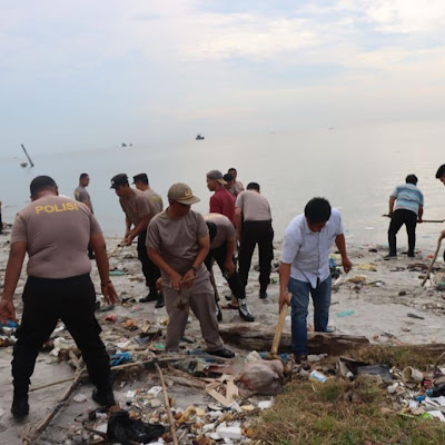 Peduli Lingkungan, Polres Pelabuhan Belawan Bersama Pemuda Bersihkan Sampah di Pantai Olo
