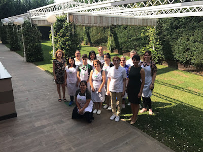 La presidenta del Imfe y portavoz de Ciudadanos, Rosa Luna, con alumnos del curso de pastelería de Ponferrada (León)