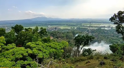 Pemandangan dari puncak Taruwongso