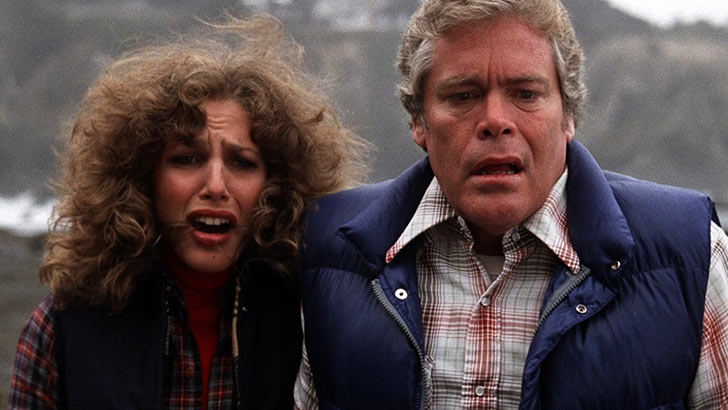 Cindy Weintraub e Doug McClure em imagem do filme 'Criaturas das Profundezas'