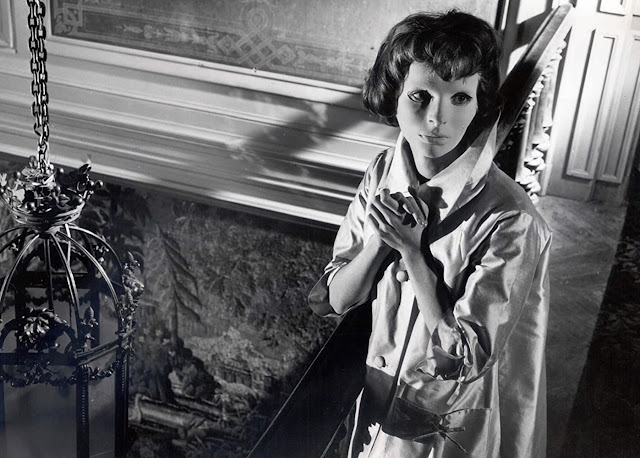 Christiane Génessier di film Eyes Without a Face (1960) harus memakai topeng karena wajahnya rusak