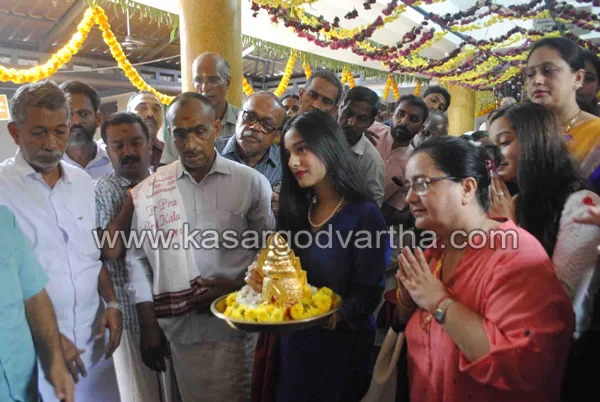 Gold Crown for Mariyamma by Bollywood actress, Kanhangad, Kasaragod, News, Gold Crown