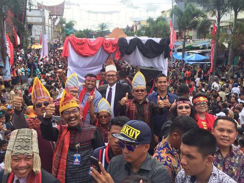 WOW Paten Kali! Ribuan Orang Menyemut Hebohkan Karnaval Pesona Danau Toba 2017