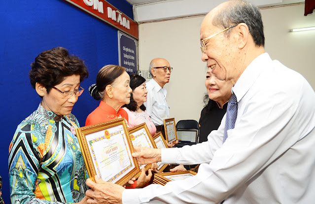 Ban đại diện Hội Người cao tuổi khen thưởn các hội viên tiêu biểu. (Anh VM)