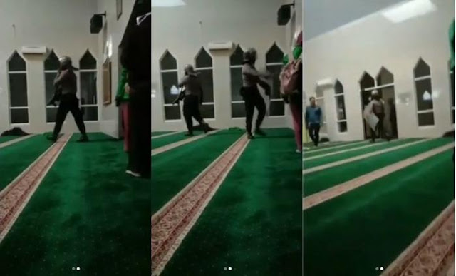 Aparat Masuk Masjid pakai sepatu