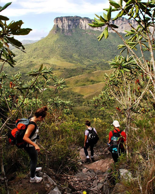 Para roteiros médios, avançados, hikings, trekkings e travessias, com distâncias longas, recomendamos botas de tecido e de cano alto, para proteção e estabilidade dos tornozelos (Foto: Divulgação/Guia Chapada Diamantina)