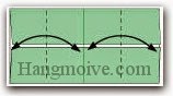 Bước 2: Gấp hai cạnh giấy vào trong để tạo nếp gấp, sau đó lại mở ra.