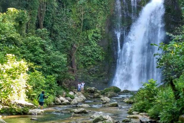 Wisata air terjun Sarasah Siguntur di Padang.