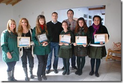 Juan Pablo de Jesús junto con las ganadores de la Feria Provincial de Ciencia y Tecnología 