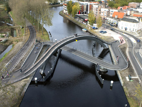 オランダに現れた波のようにうねる変な橋？【arc】