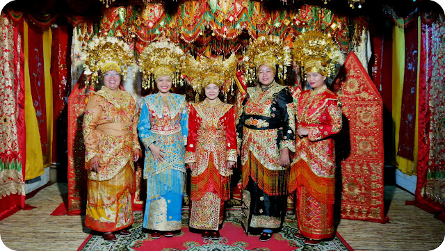 Pendekar Ala Minang Bergaya Di Depan Istano Pagaruyung Bergaya Ala MINANG di Istana Pagaruyung