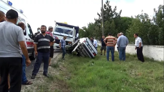 Tekirdağ'ın Muratlı ilçesinde kamyonla çarpışan otomobildeki 4 kişi yaralandı.