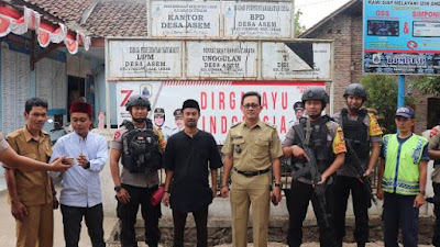 Personil SatBrimob Polda Banten Anjangsana dengan Masyarakat Cibadak