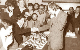Josep Alió Borràs vence a Kárpov en unas simultáneas de ajedrez en 1981