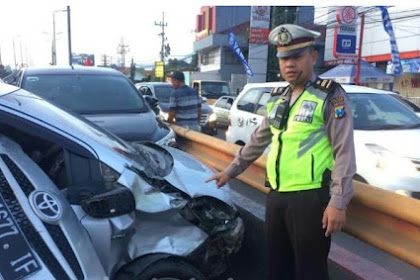 Kecelakaan Mobil vs Mobil di Surabaya