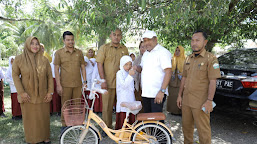 Kembali Mukhlis Takabeya Berikan Bantuan Sepeda untuk Murid SD di Bireuen