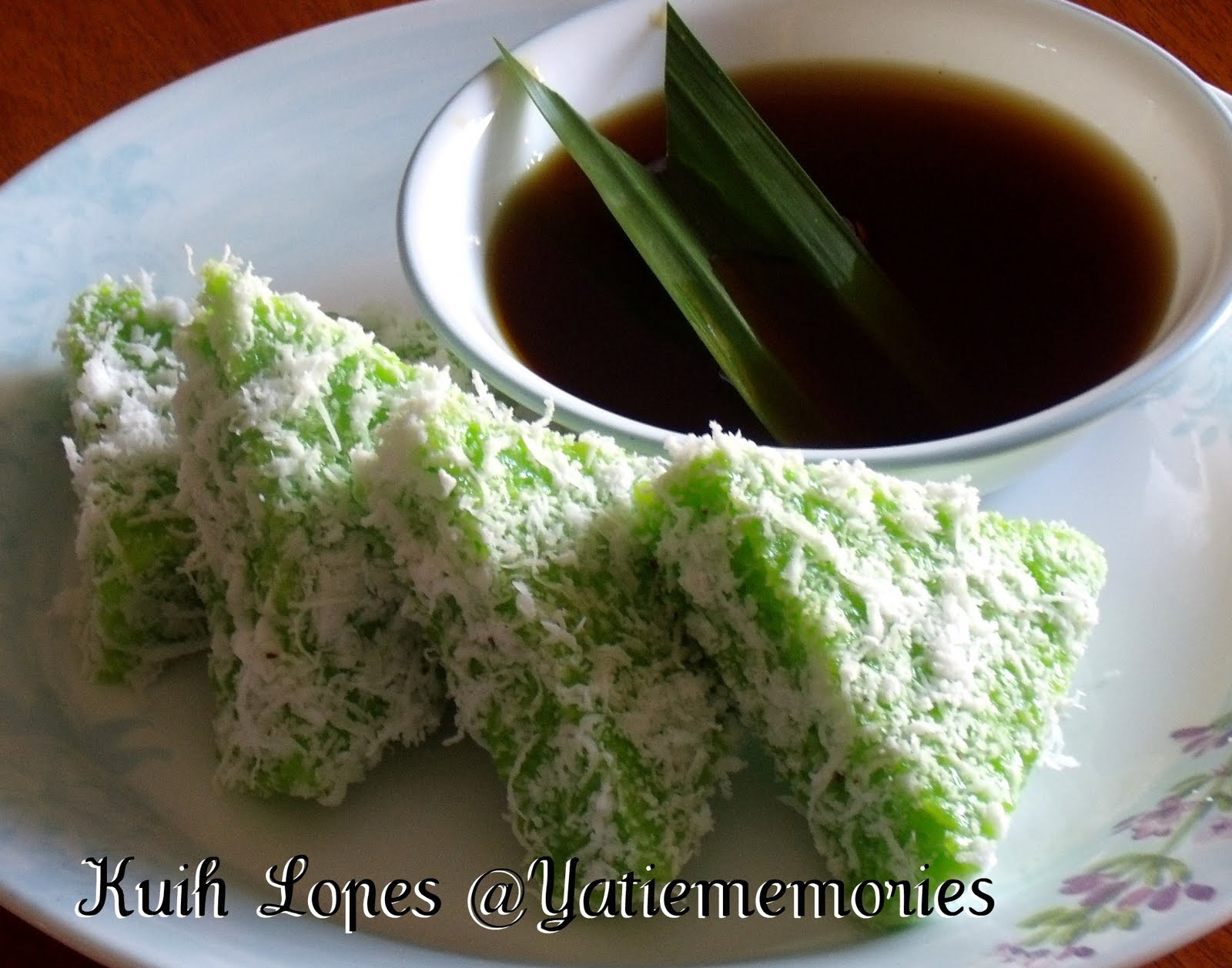 BANTAL HIASAN SMOCKING DAN CERITAKU: KUIH LOPES