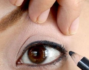 how to apply pencil eyeliner