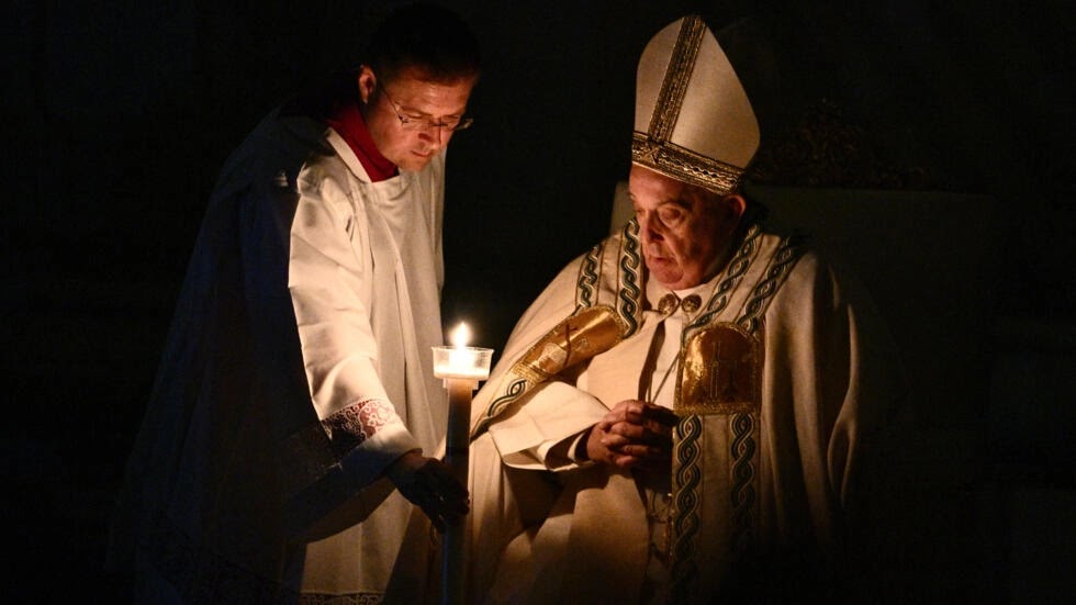 El papa encabeza la Vigilia Pascual en medio de incertidumbre sobre su salud