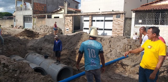 Prefeito de Biritinga acompanha obra para melhora da rede de esgoto da cidade