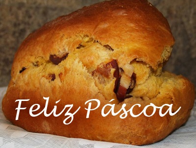 O folar é tradicionalmente o pão da Pascoa, um alimento ancestral fruto da mistura ritual e alquímica da água , azeite, sal, ovos e farinha de trigo. Ele representa a saida da quaresma, do jejum e abstinencia que o rito católico prescreve. A tradição do folar tem como base todo um ritual de partilha, solidariedade e confraternização, bem enraizado na gastronomia popular que se perde no tempo e profundamente carregado de significado simbólico e religioso.