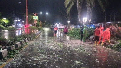 Dibantu Warga, Aparat Polres, Pol PP dan Kodim bersihkan pohon tumbang di Jalan Wahid Udin Muba