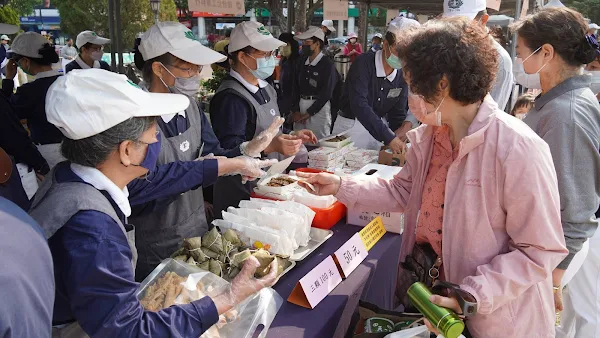 ▲彰化慈濟12日在員林公園辦理「大愛共善、救拔苦難－馳援土敘」募心募愛義賣與祈福活動。（慈濟志工提供）