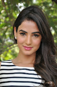 sonal chauhan latest glam pics-thumbnail-7