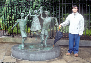 Foto con la estatua Millenium Child de Dublín