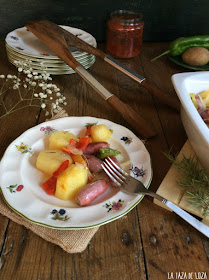 patatas-al-horno-con-salchichas-frescas-y verduras