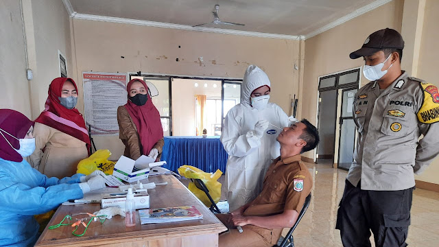 Bhabinkamtibmas Desa Poto Tano Pantau Test Swab di Kantor Desa Setempat