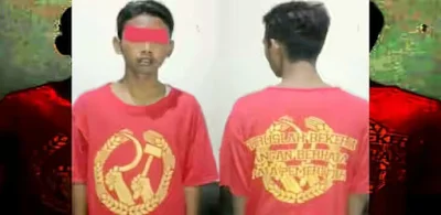 Suporter Bola di Kampung Jokowi Pakai Baju Palu Arit, Ini Fotonya