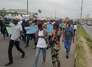 OSUN: Confusion in Osun as Gov Adeleke’s protesters ground business activities in the state