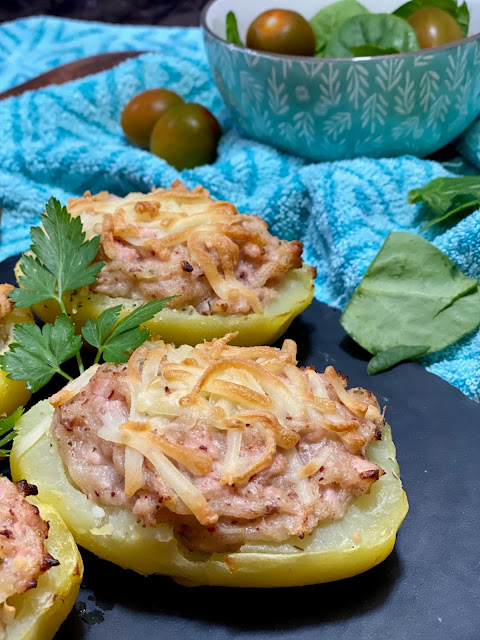 Patatas rellenas gratinadas de carne picada, paté y bechamel