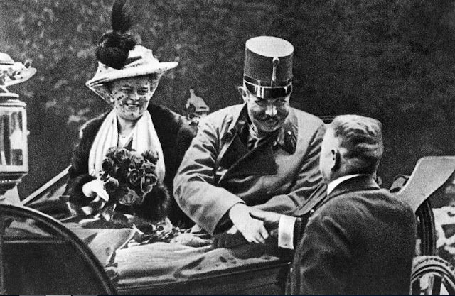 Франц Фердинанд и его жена Софи за час до убийства, 1914 год