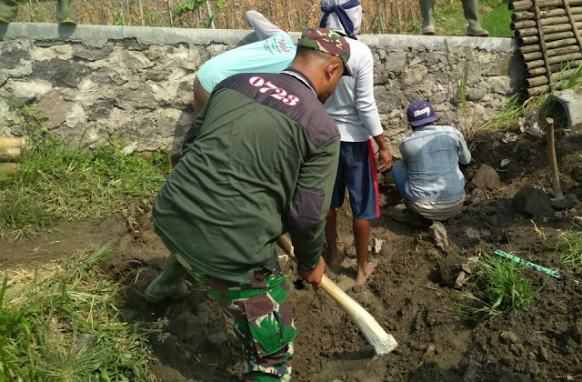 Babinsa Gotong Royong Membuat Talud Dan Gorong-Gorong Bersama Warga Masyarakat