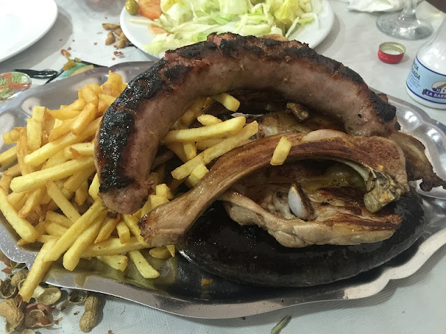 Bandeja de carne y embutido a la brasa del mesón Tous