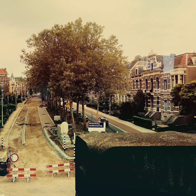 Uitzicht op Apeldoornseweg, Arnhem, vanuit stilstaande trein