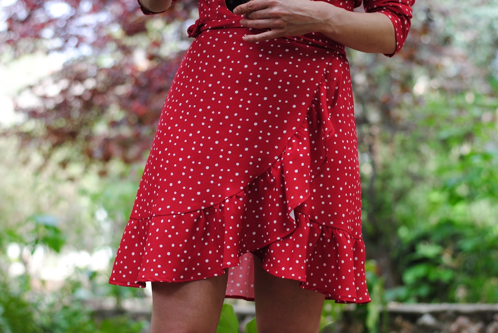 Look con vestido rojo de lunares