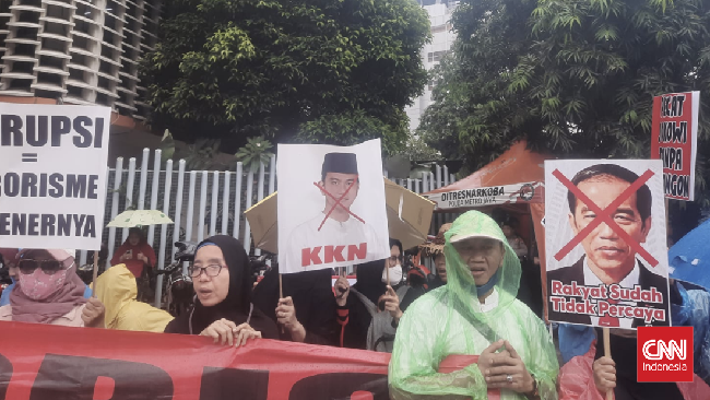 Aliansi Emak-Emak Gelar Aksi Kritik Jokowi di Simpang Sarinah, Poster Muka Kaesang-Bobby Dicoret!
