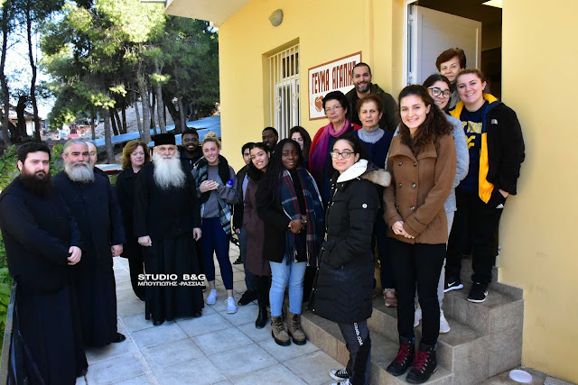 Φοιτητές από Αμερικανικό κολέγιο πρόσφεραν εθελοντική εργασία στο Συσσίτιο Ευαγγελίστριας Ναυπλίου (βίντεο)