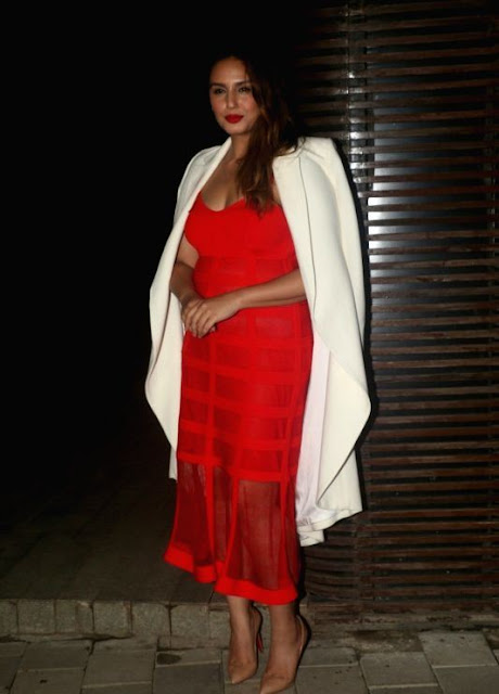 Huma Qureshi hot cleavage pics