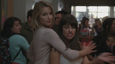 Faberry overload (Quinn embracing Rachel from behind)