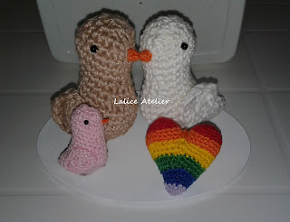 topo bolo pombinhos,topo bolo amigurumi,topo bolo casal passarinhos,LGBT, casamento LGBT, casal LGBT, topo de bolo LGBT, crochê LGBT