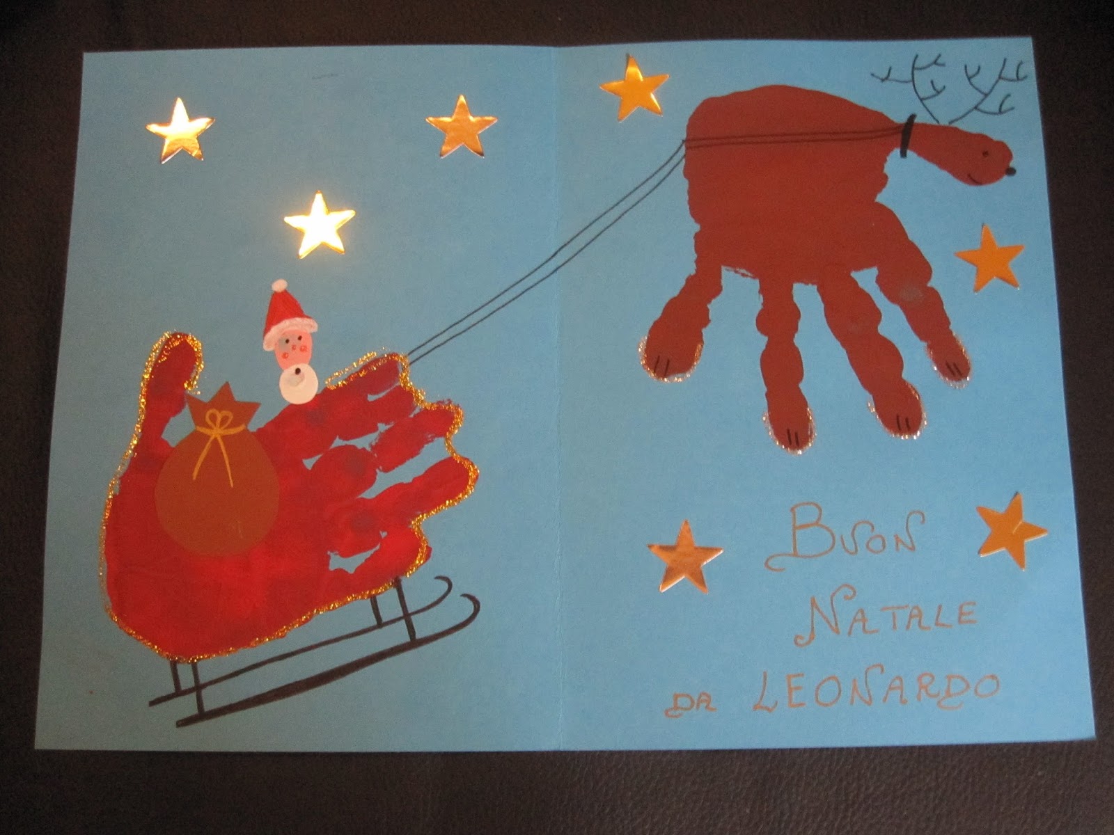 CON LE IMPRONTE DELLE MANI DEI BAMBINI FACCIAMO LA SLITTA E LA RENNA PLETIAMO CON BABBO NATALE CON L IMPRONTA DI UN DITINO E RIFINIAMO CON BRILLANTINI E