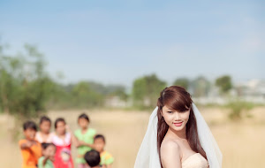 Cô dâu chú rể giữa đồng lúa vàng