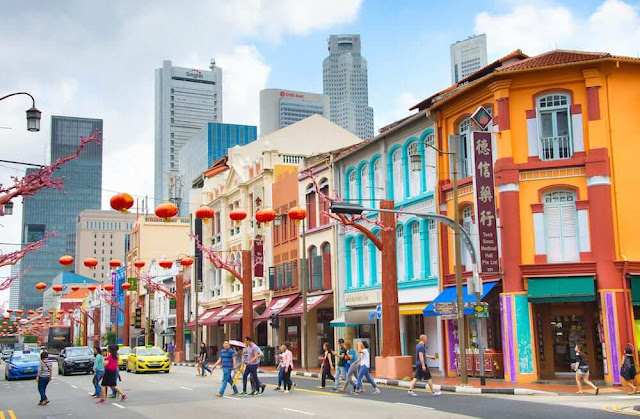 Có một điều đặc trưng tại khu China Town của Singapore hoàn toàn khác so với những China Town khác trên thế giới là nơi này mang đậm dấu ấn kiến trúc nhà của Anh. Đó là những dãy nhà san sát nhau không có ban công mà chỉ có cửa sổ lớn trổ ra ngoài.